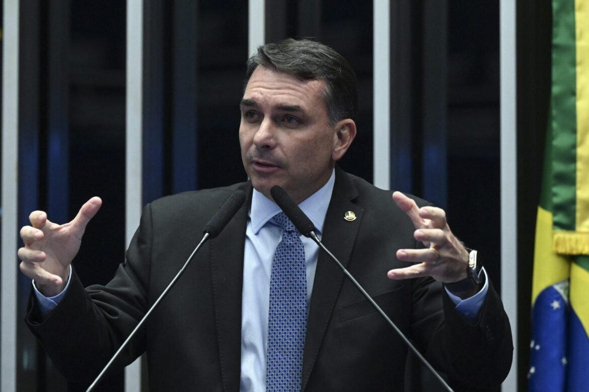 Flávio Bolsonaro contrata publicitário Eduardo Fischer e marqueteiro Alexandre Oltramari para sua campanha.