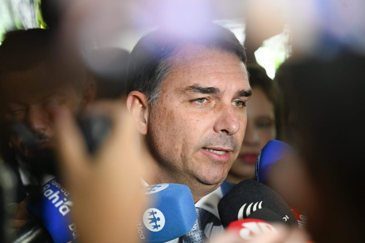 Flávio Bolsonaro substitui marqueteiro na pré-campanha à Presidência após crise do caso Vorcaro.
