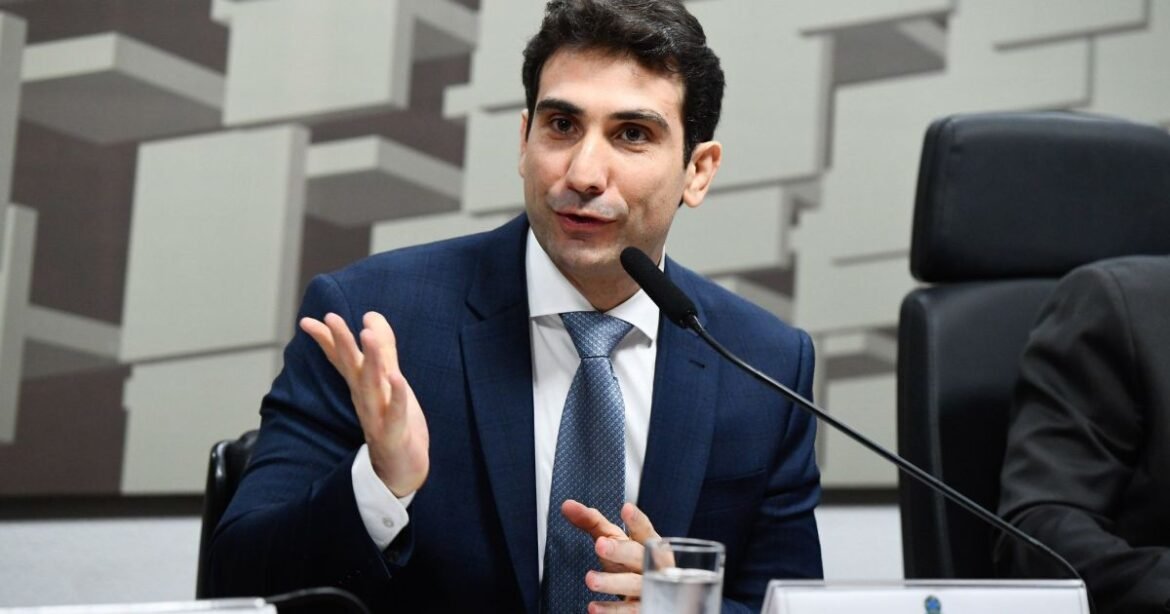 Gabriel Galípolo desiste de participar da CAE devido a problemas de saúde.