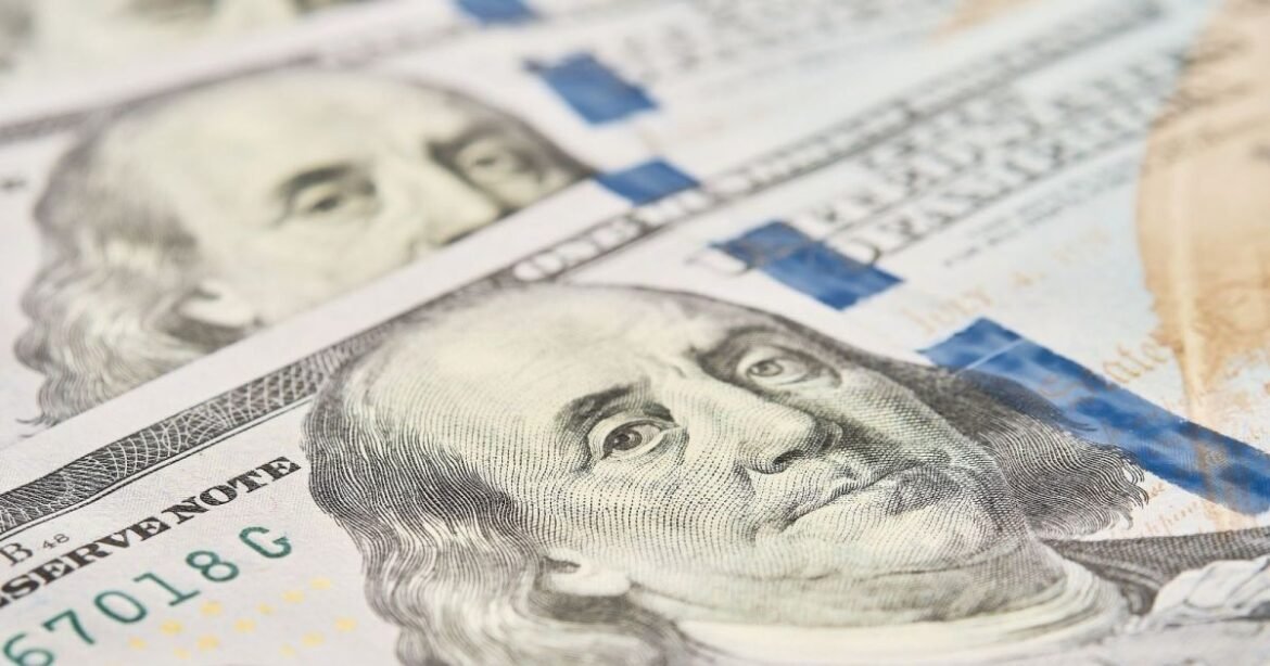 Gastos dos brasileiros no exterior aumentam 34% com a queda do dólar