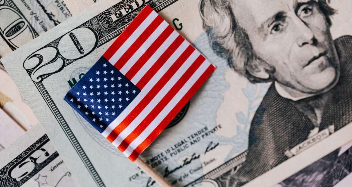 Inflação atinge maior nível de 2023 e provoca queda nas ações de Wall Street; índices encerram em movimento misto.