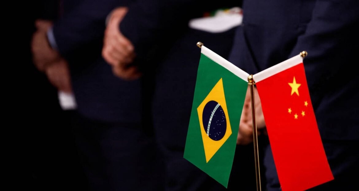 Investimentos chineses no Brasil aumentam 45% e país retoma liderança no ranking, quase dobrando os Estados Unidos.