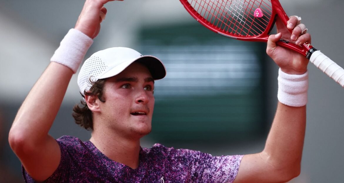 João Fonseca conquista vitória memorável sobre Djokovic; descubra seus ganhos até agora e o potencial prêmio futuro.