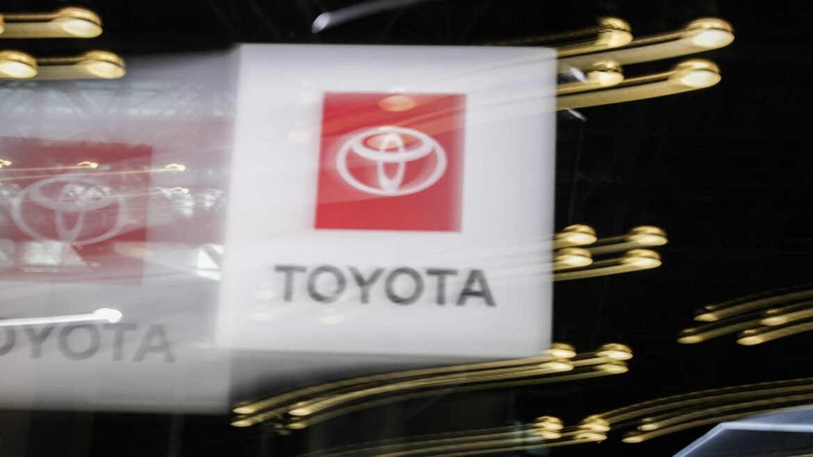 Lucro do quarto trimestre da Toyota decepciona com queda de 49% devido a tarifas nos EUA.