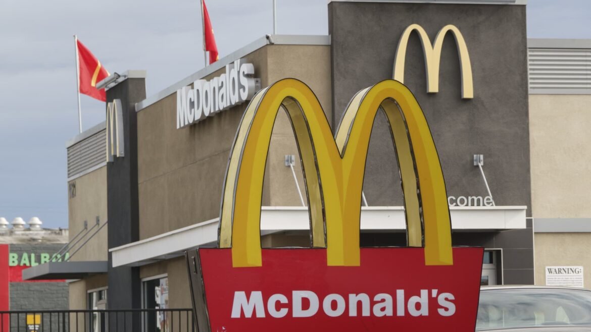 McDonald's pode se recuperar com a reformulação de menus e marketing, afirma UBS.