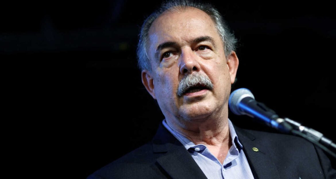 Mercadante anuncia a venda de ações da Petrobras (PETR4) pelo BNDES em maio.