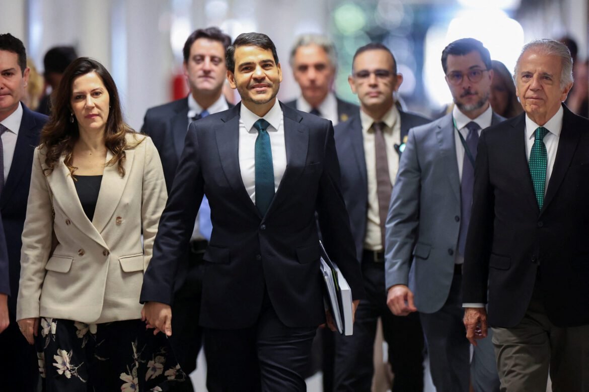 Messias interrompe férias e acompanha Lula em compromissos após nova nomeação ao STF ser considerada.