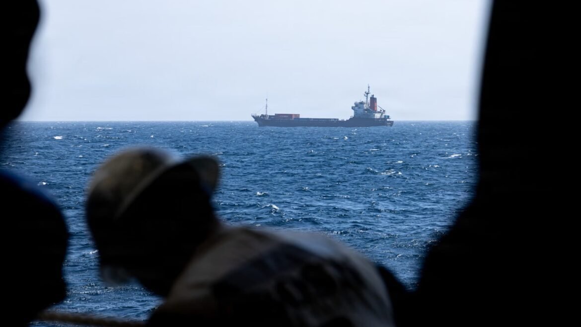 Militar dos EUA nega afirmação do Irã sobre ataque a navio de guerra no Estreito de Ormuz