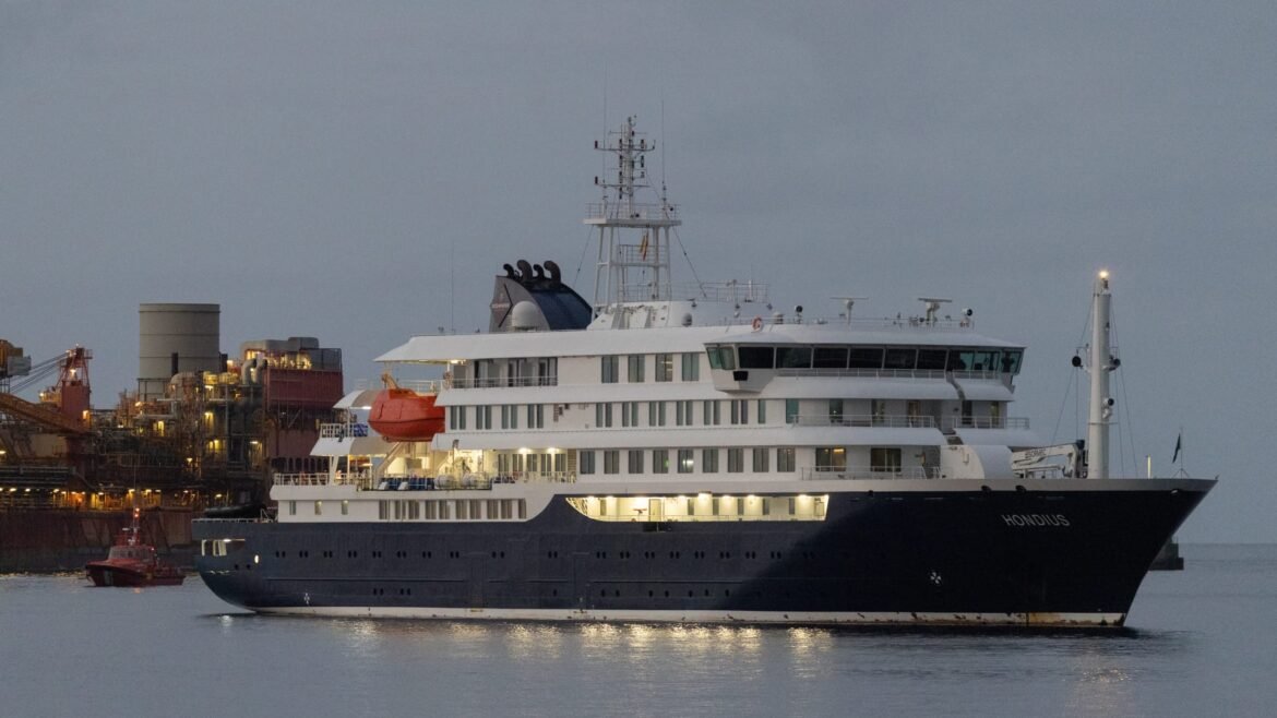 Navio de Cruzeiro Atingido por Surto de Hantavírus Chega a Tenerife, na Espanha