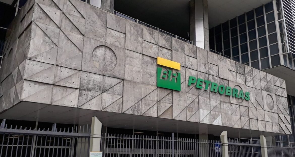 Petrobras (PETR4) firma contrato de R$ 11 bilhões para construção e operação de 4 embarcações de apoio offshore.