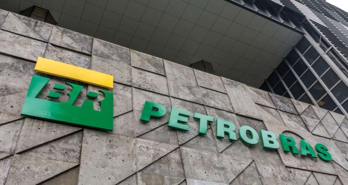 Petrobras (PETR4) registra perda de quase R$ 100 bilhões em valor de mercado em maio e enfrenta o primeiro mês negativo de 2026.
