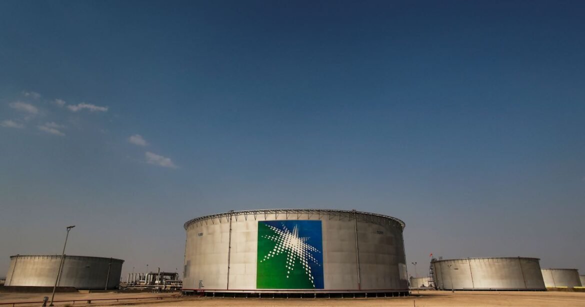 Petrolífera saudita emite aviso sobre possível fechamento do Estreito de Ormuz.