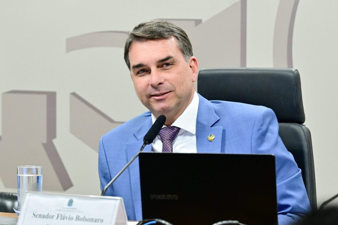 Quem é o empresário responsável pela comunicação na campanha de Flávio Bolsonaro?