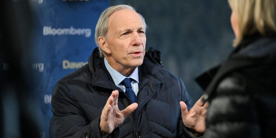 Ray Dalio Alerta: Impressão de Dinheiro Pode Gerar Crise Financeira e Estagflação