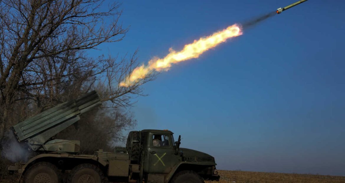 Rússia e Ucrânia intensificam confrontos com novos ataques a instalações petrolíferas e militares.