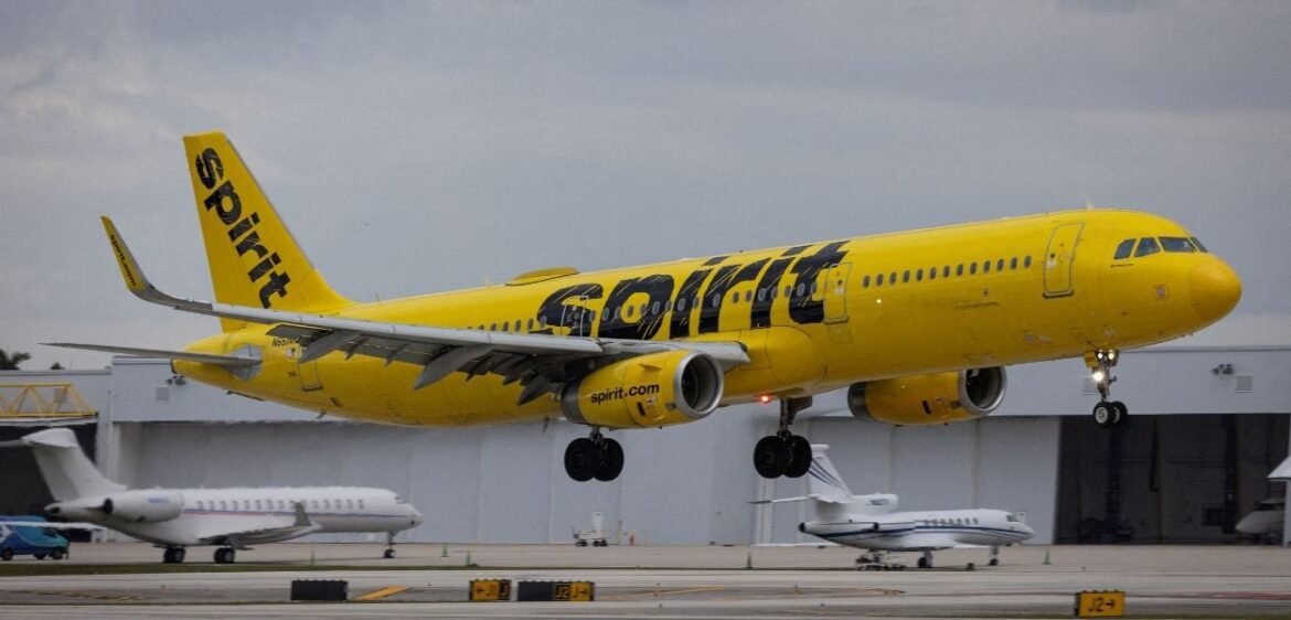 Spirit Airlines encerra atividades após 34 anos, cancelando voos e deixando passageiros sem suporte.