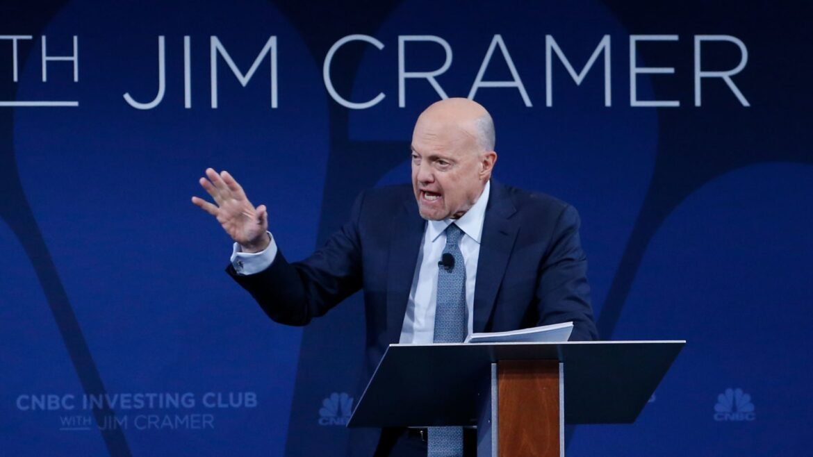 A posição de Jim Cramer sobre a CrowdStrike e a Broadcom antes dos resultados financeiros