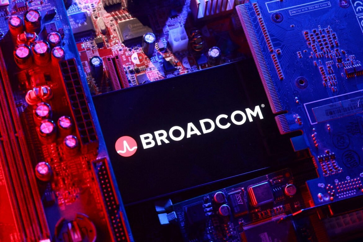 Ação da Broadcom despenca 12% após receita decepcionante, afetando expectativas sobre o crescimento da IA.