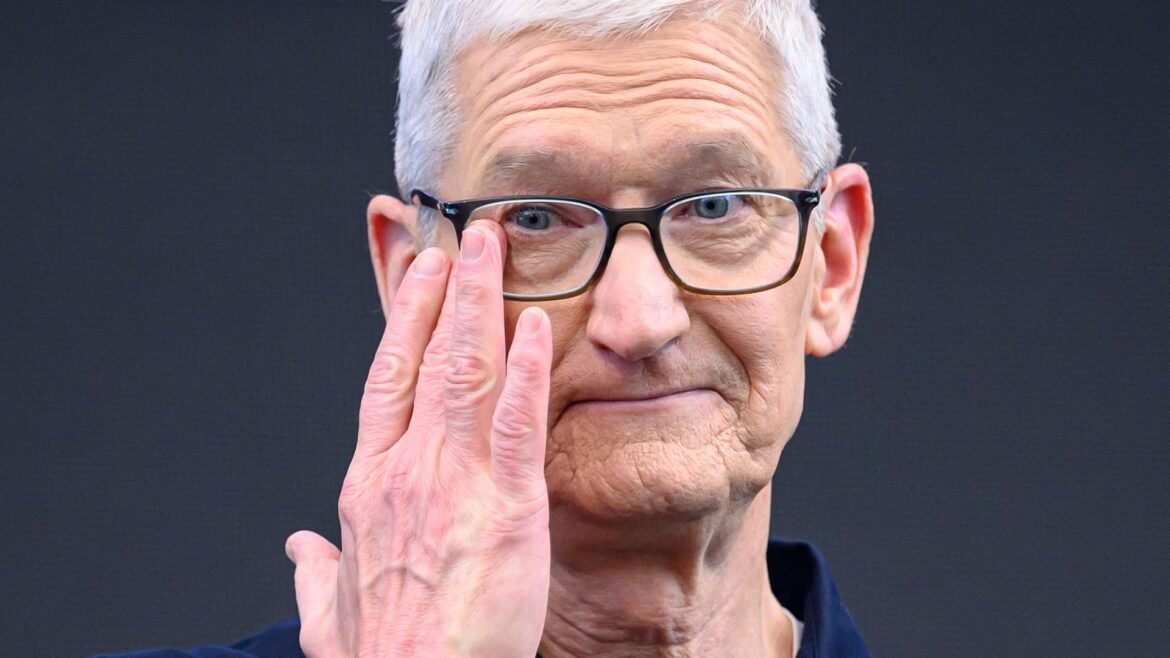 Ações com as maiores variações ao meio-dia: BB, KYMR, AAPL, WEN