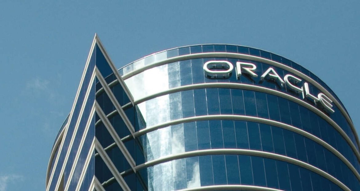 Ações da Oracle despencam devido a altos investimentos em IA e planos de endividamento, gerando preocupação entre investidores.