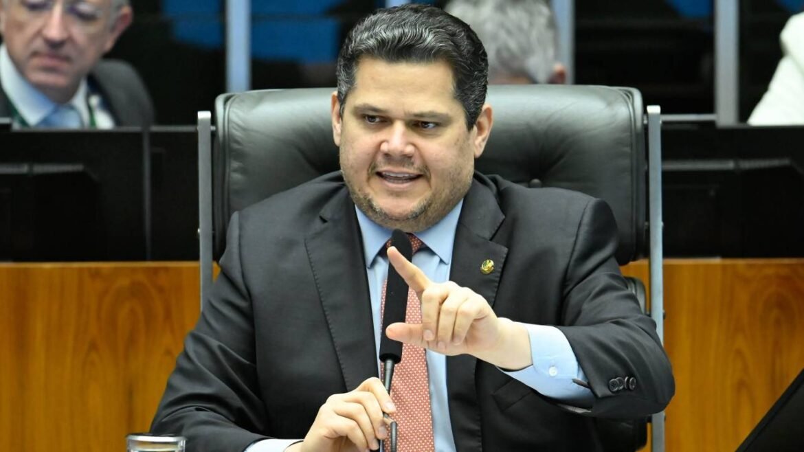 Alcolumbre apresenta PEC 6×1 e comissões respiram aliviadas