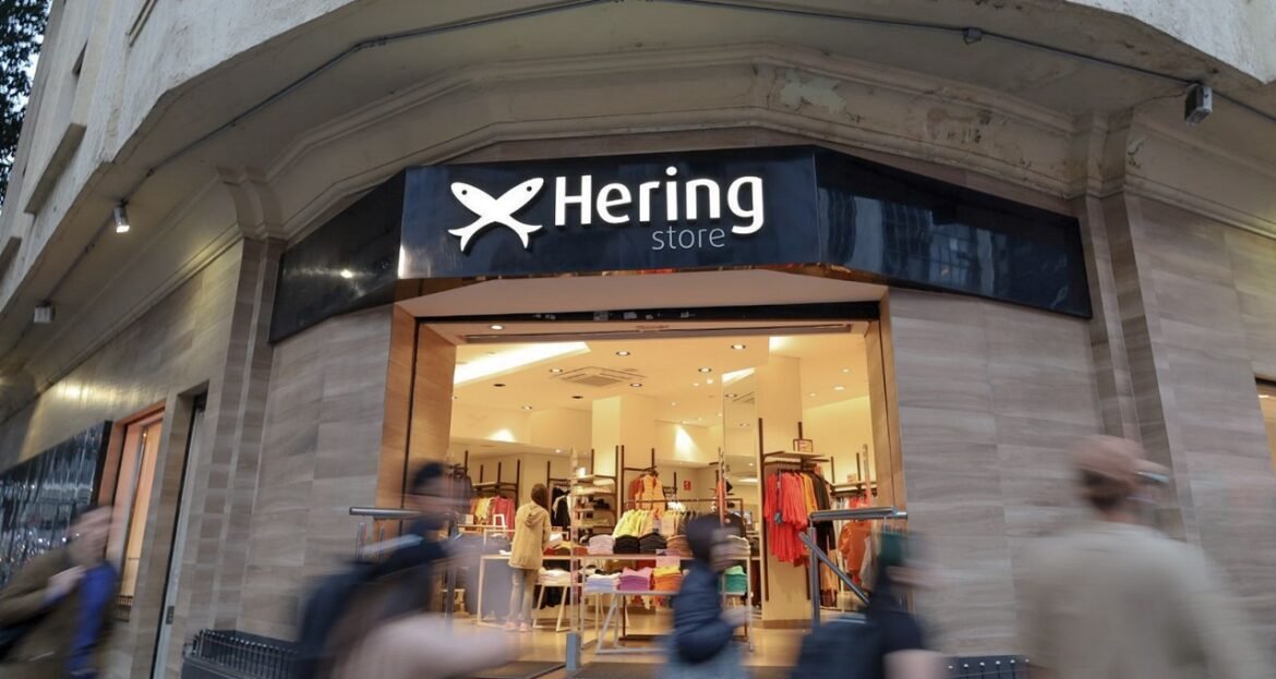 Azzas 2154 (AZZA3) afirma que marca Hering não está disponível para venda.