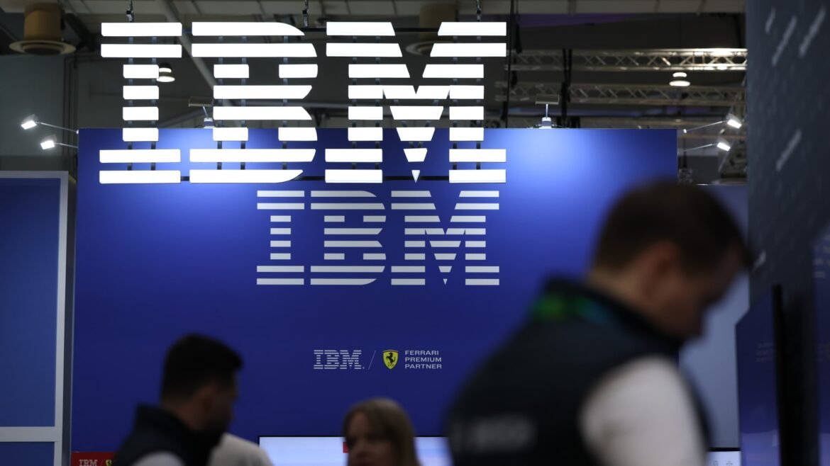 Barclays afirma que IBM está imitando a estratégia da Nvidia no mercado quântico.