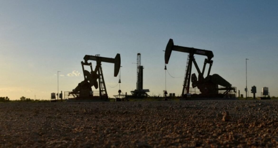 Brent deve oscilar entre US$ 100 e US$ 110 por barril em junho e julho devido ao fechamento de Ormuz, segundo a Fitch.