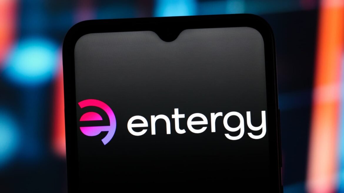 CEO da Entergy refuta preocupações sobre aumento nas contas de energia devido a centros de dados de IA.
