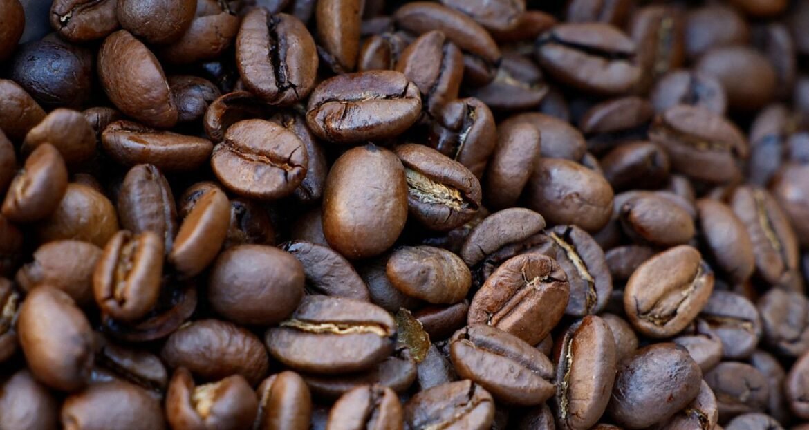 Café arábica atinge menor valor em um ano e meio na ICE; preço do açúcar sobe.