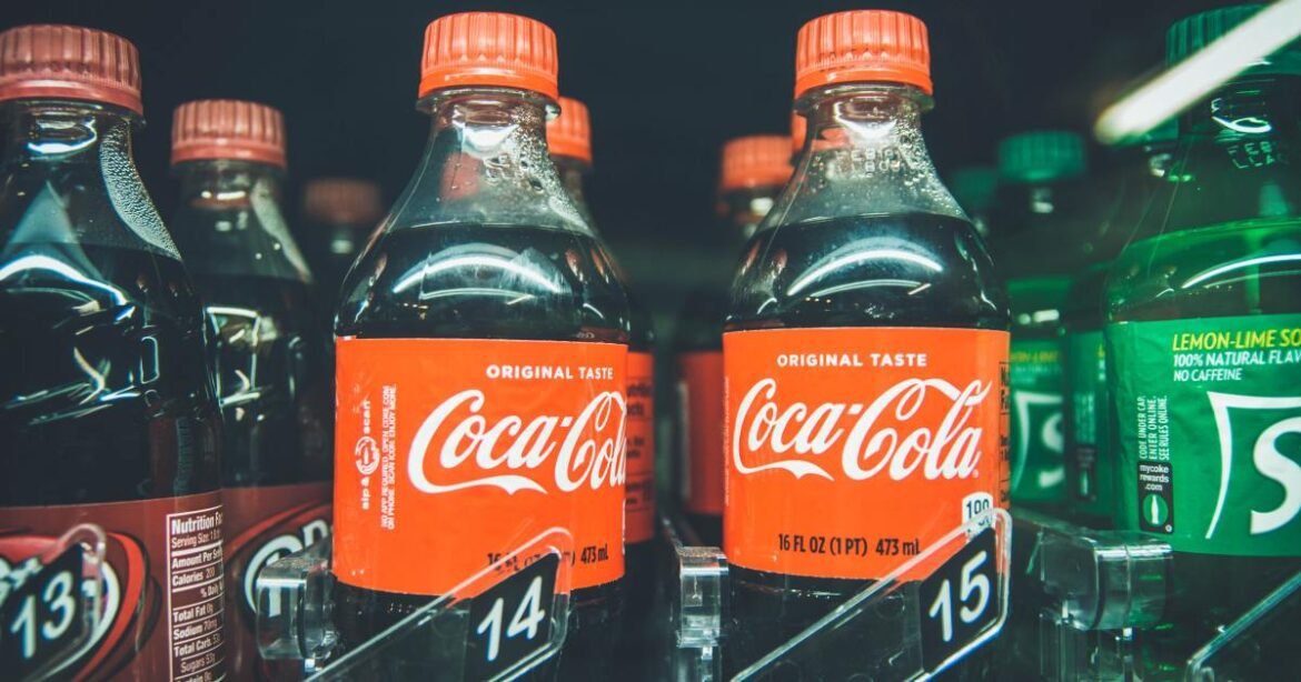 Coca-Cola Troca Garrafas Após Roubo de Rótulo por Figurinhas da Copa