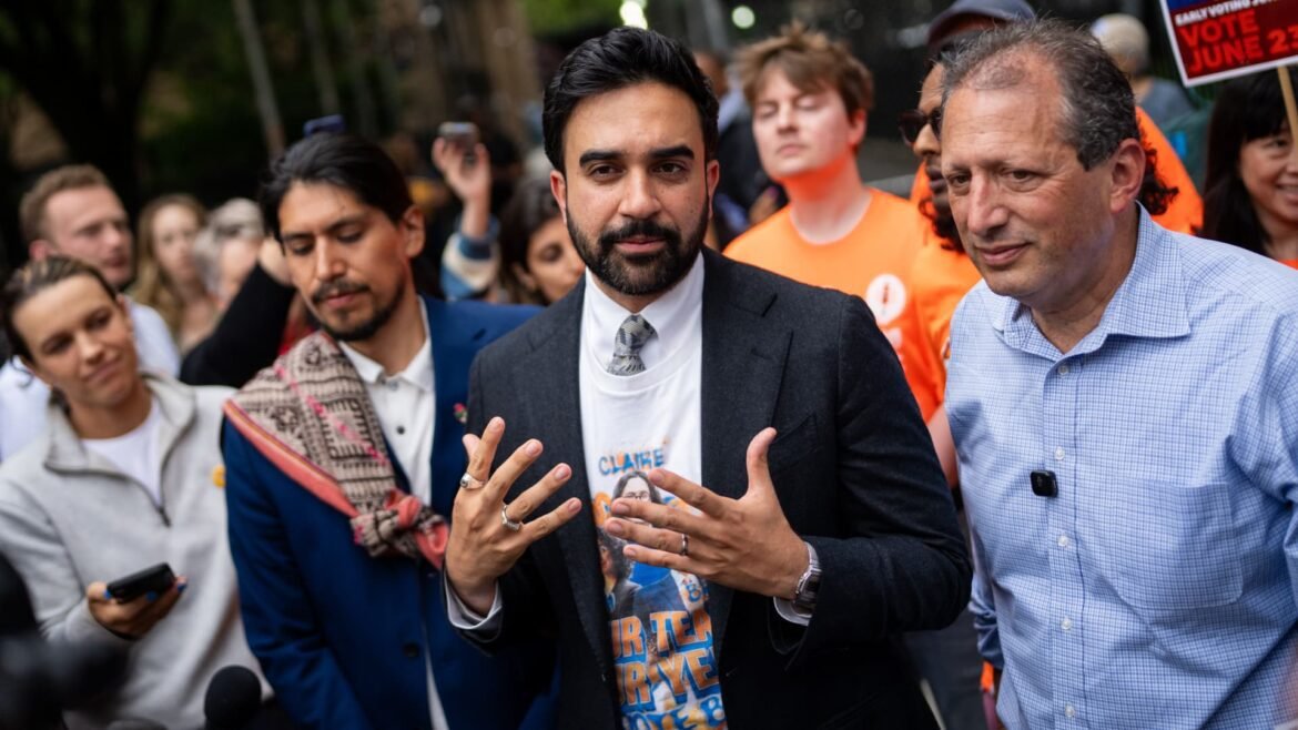 Democratas de Nova York, apoiados por Mamdani, triunfam nas primárias para a Câmara.