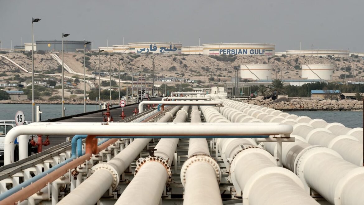 Departamento do Tesouro autoriza vendas de petróleo iraniano com licença de 60 dias.