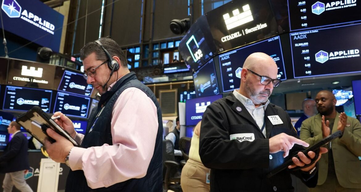Dow encerra em seu maior nível histórico, S&P 500 avança, enquanto vendas de ações de chips impactam Nasdaq.