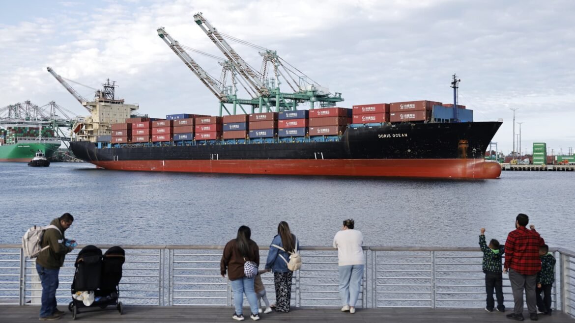 EUA propõem novas tarifas a 60 países devido a práticas comerciais de trabalho forçado
