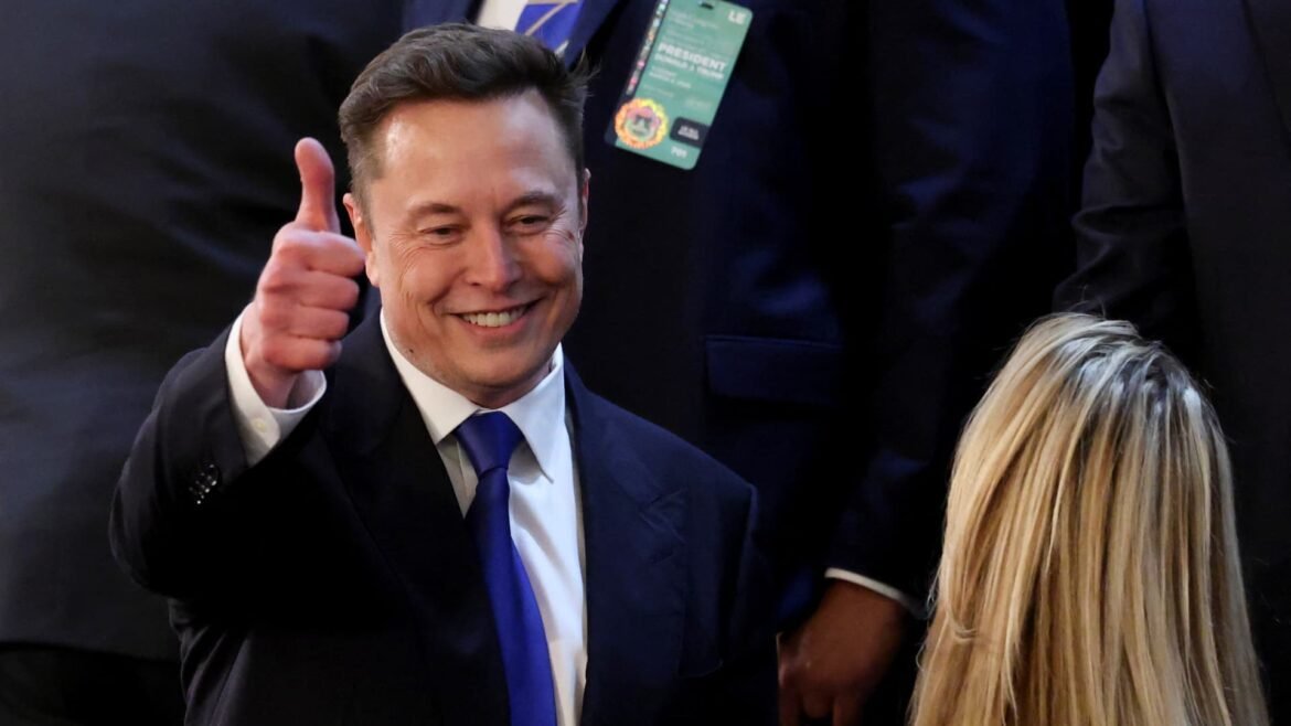 Elon Musk se torna o primeiro trilionário do mundo com início das negociações da SpaceX.