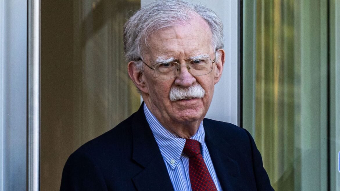 Ex-conselheiro de Trump, John Bolton, aceita se declarar culpado por manter informações sigilosas, relata o MS NOW.