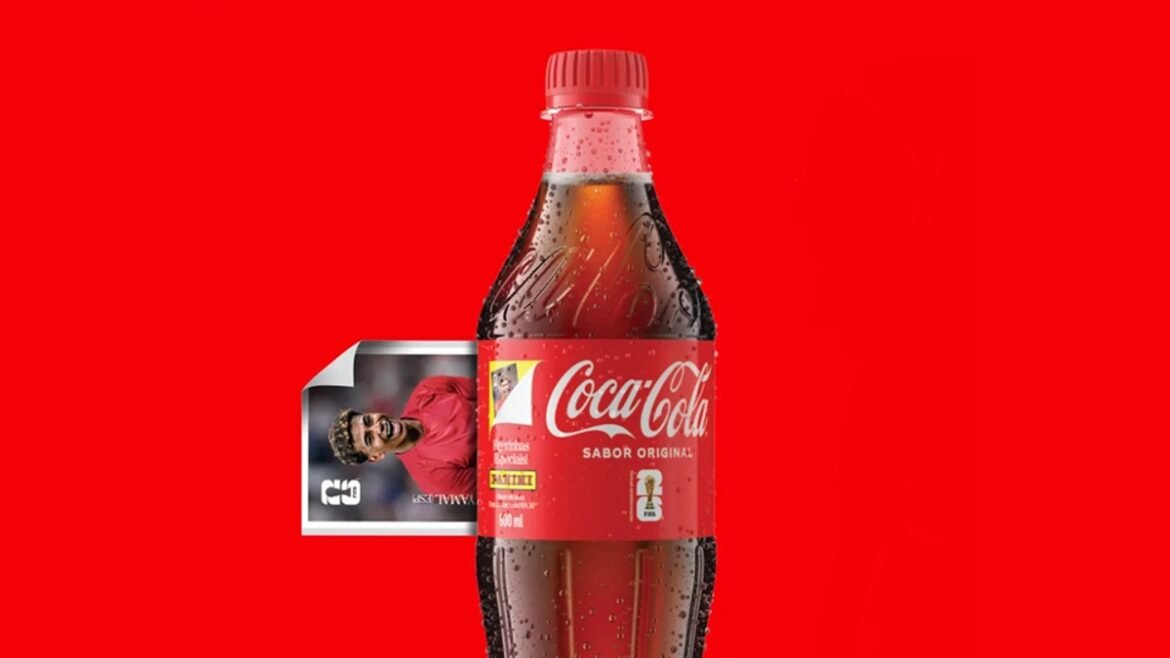 Figurinhas da Copa nas embalagens se tornam um desafio financeiro para a Coca-Cola.