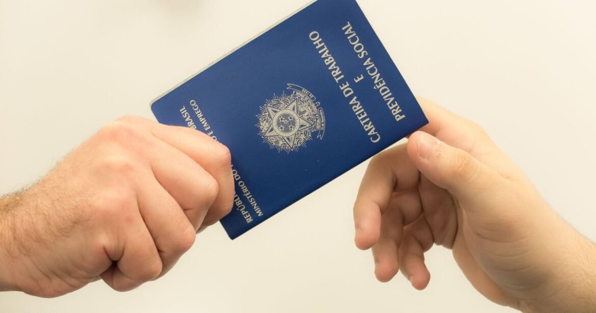 Fim do 6x1: Economista alerta que a perda do poder de compra pode invalidar os efeitos da PEC.