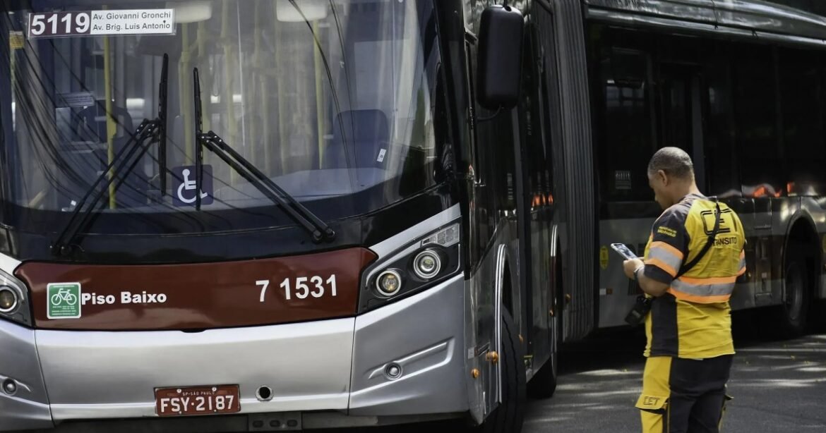 Fim do 6x1 pode provocar aumento de até 8% nas tarifas de ônibus, alerta entidade.