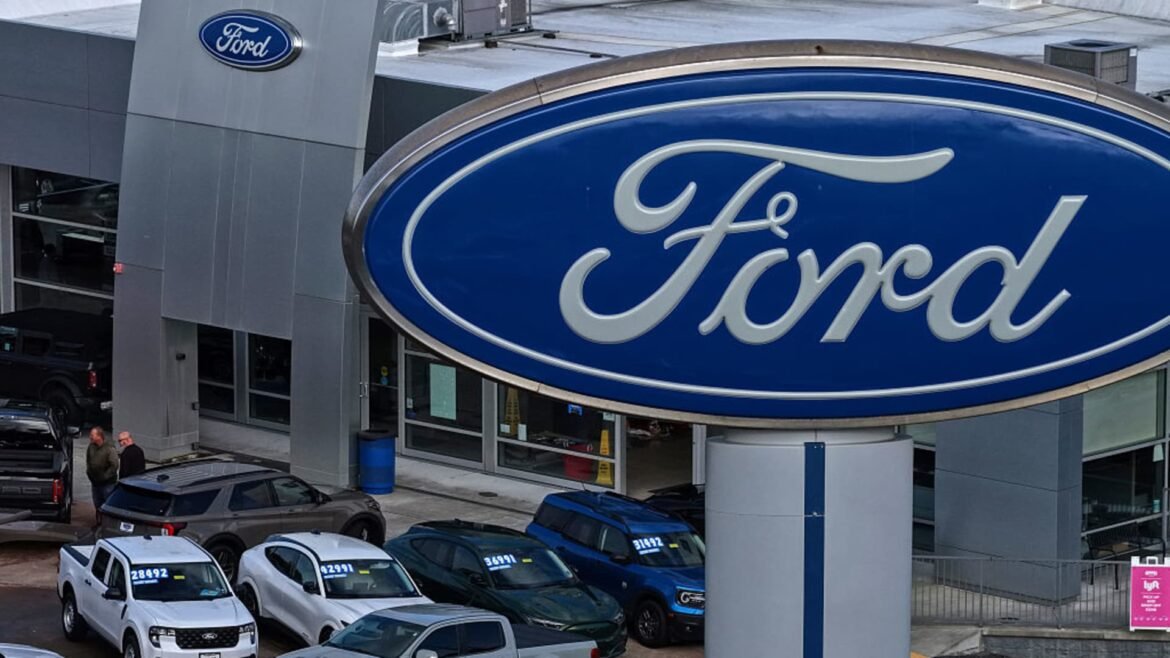 Ford lança novo negócio de baterias para surfar na onda da IA. Confira a opinião de Cramer sobre as ações.