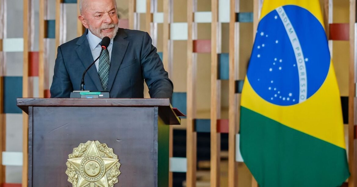 Governo deve investir em "canal aberto" para discutir tarifaço, afirma Azevêdo.
