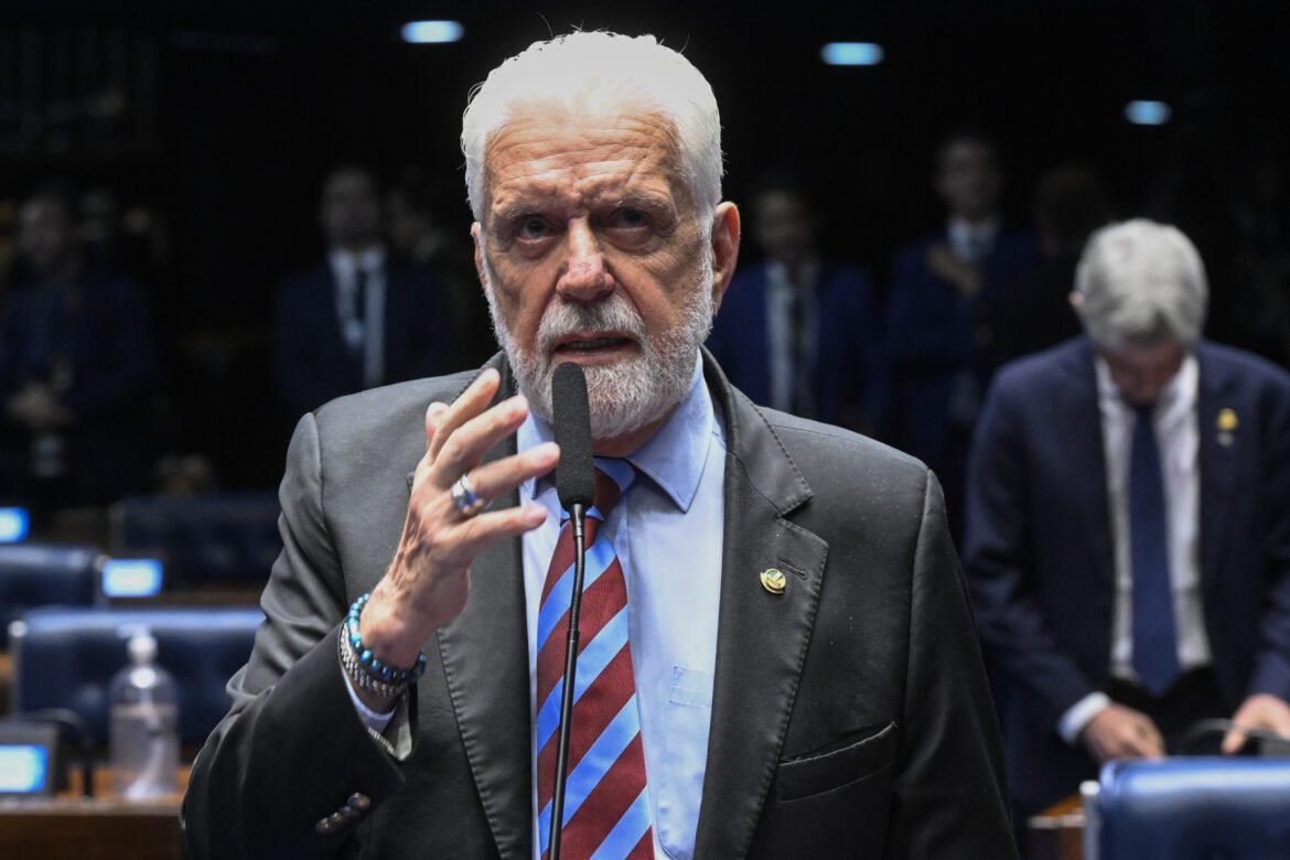 Jaques Wagner desmente ligação com Vorcaro durante discurso no Senado antes da operação.