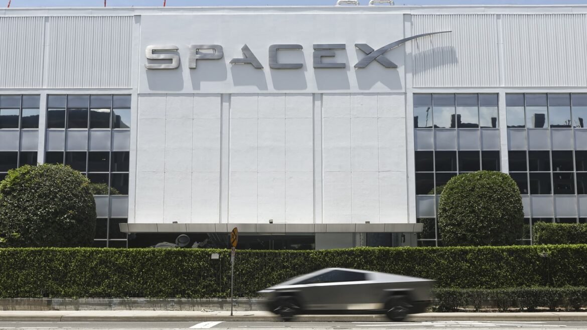 Jim Cramer alerta que SpaceX pode atingir níveis insustentáveis após sua estreia.