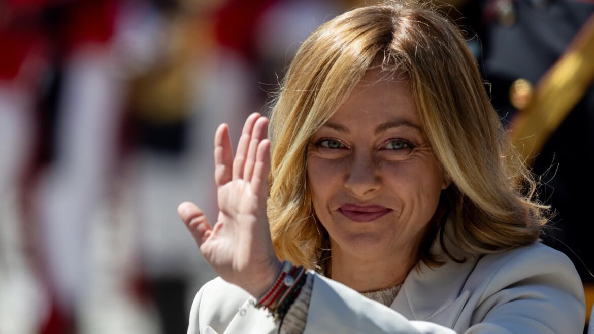 Meloni refuta afirmação de Trump sobre ter 'implorado' por uma foto com ele.