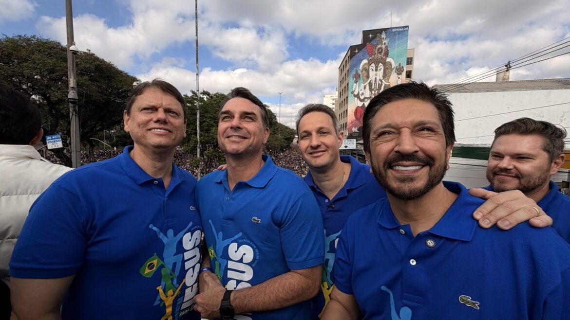 Mundo e Brasil enfrentam uma intensa batalha espiritual, afirma Flávio Bolsonaro na Marcha para Jesus.