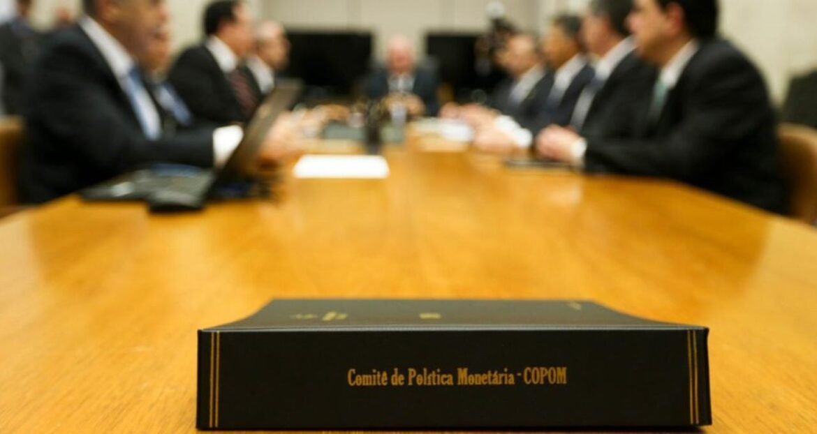 O que mudou no comunicado do Copom ao reduzir a Selic para 14,25%? Comparativo detalhado.