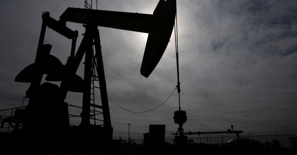 Petróleo volta aos patamares anteriores à guerra com a recuperação em Ormuz