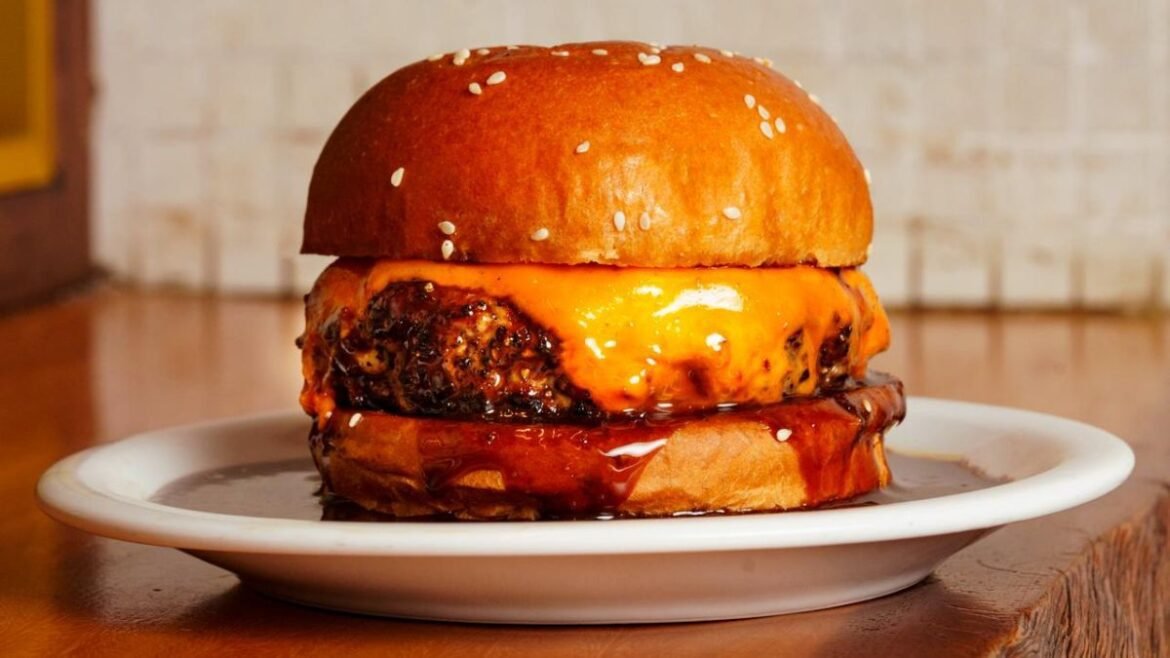 Quanto custa um hambúrguer gourmet em São Paulo? Descubra os lanches que podem chegar a R$ 130 na capital.