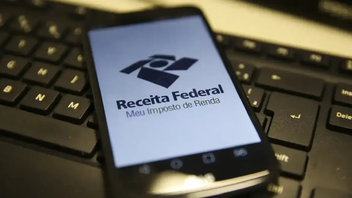 Recebeu a devolução do Imposto de Renda? Descubra quando é hora de pagar dívidas, criar uma reserva de emergência ou investir.